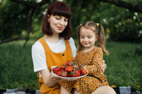 Hora Verão Família Feliz Dois Mãe Sua Menina Piquenique Parque — Fotografia de Stock