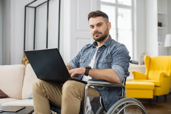 Bonito Homem Deficiente Sentado Cadeira Rodas Com Laptop Joelhos Olhando — Fotografia de Stock