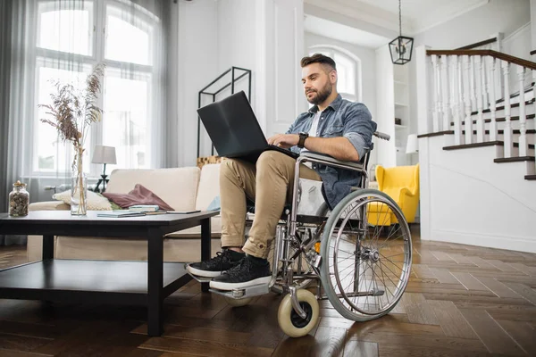 Zijaanzicht Van Een Geconcentreerde Jongeman Een Rolstoel Die Typt Een — Stockfoto