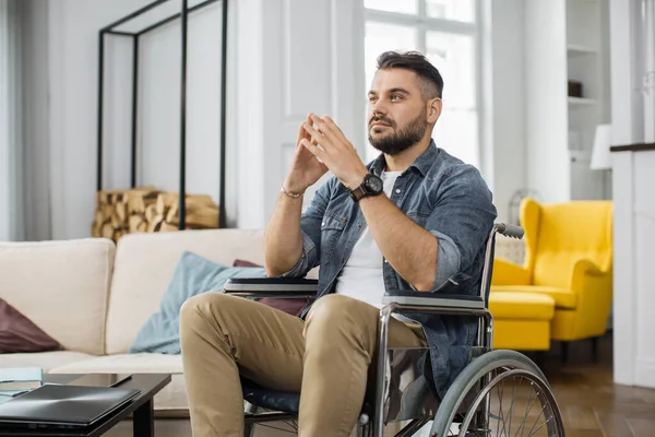 Pensive Kaukasischen Mann Mit Behinderung Sitzt Wohnzimmer Und Sieht Weg — Stockfoto