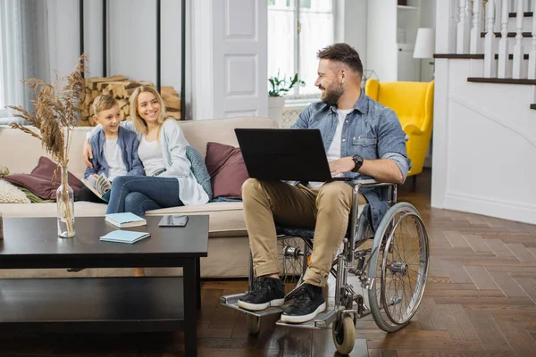 Mooie Vrouw Zit Met Zoon Comfortabele Bank Oprecht Glimlachend Terwijl — Stockfoto