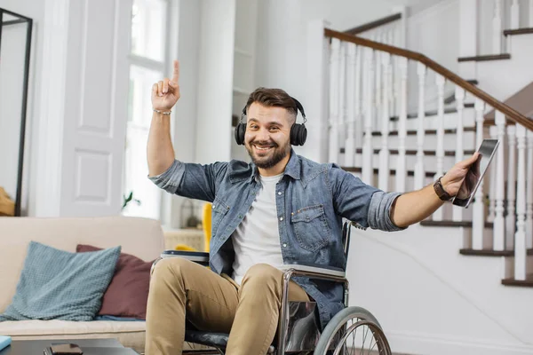 Glücklicher Behinderter Mann Mit Kopfhörern Der Ein Modernes Tablet Der — Stockfoto