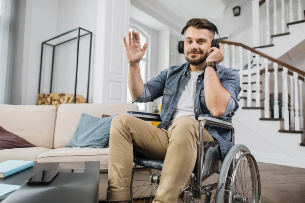 Behinderter Mann Mit Modernen Kopfhörern Winkt Lächelnd Die Kamera Angenehmer — Stockfoto