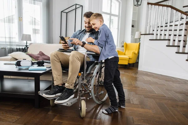 Θετικός Άνθρωπος Αναπηρική Καρέκλα Δείχνοντας Δάχτυλα Στην Οθόνη Smartphone Ενώ — Φωτογραφία Αρχείου