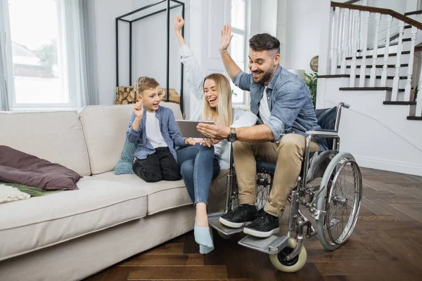 Vriendelijke Mooie Familie Van Zoon Moeder Gehandicapte Vader Vieren Overwinning — Stockfoto