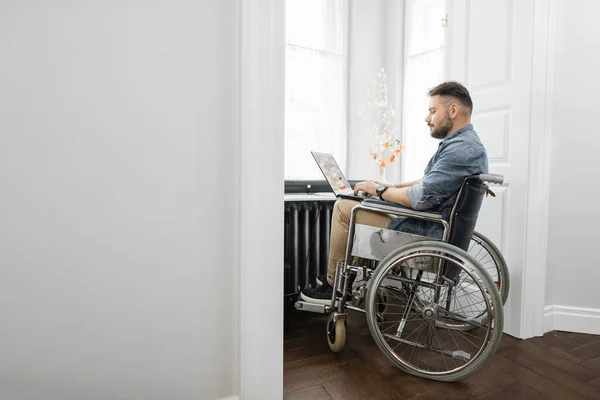 Freelancer Masculino Com Deficiência Trabalhando Laptop Sem Fio Quarto Brilhante — Fotografia de Stock