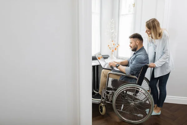 Ανάπηρος Καυκάσιος Κάθεται Αναπηρική Καρέκλα Και Εργάζεται Σύγχρονο Φορητό Υπολογιστή — Φωτογραφία Αρχείου