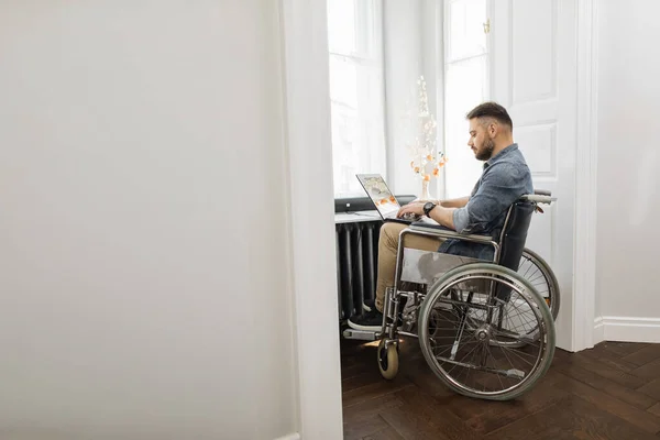 Jovem Deficiente Grave Usando Laptop Para Trabalho Remoto Casa Homem — Fotografia de Stock