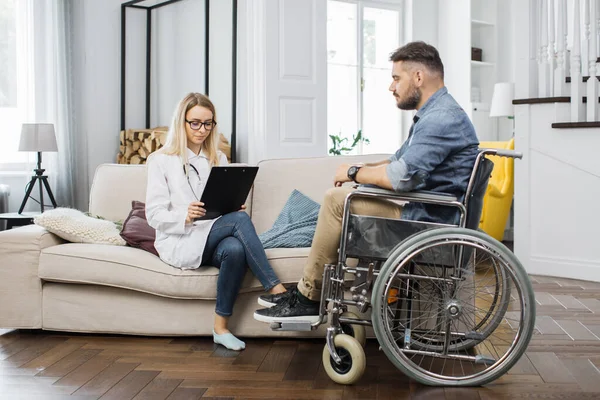 Καυκάσια Γυναίκα Γιατρός Συζητά Ιατρική Έκθεση Γενειοφόρο Άνδρα Αναπηρική Καρέκλα — Φωτογραφία Αρχείου