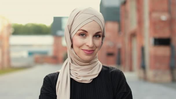 Retrato Una Joven Musulmana Con Pañuelo Cabeza Hijab Ciudad Mientras — Vídeo de stock