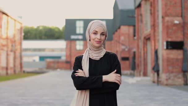 Portret Młodej Muzułmanki Noszącej Szalik Głowie Hidżabu Mieście Patrzącej Kamerę — Wideo stockowe