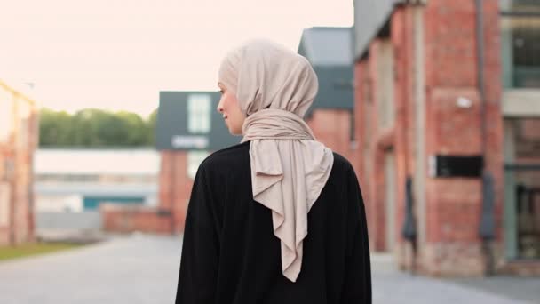 Ελκυστική Χαμογελαστή Μουσουλμάνα Γυναίκα Hijab Περπάτημα Στο Παρασκήνιο Των Κτιρίων — Αρχείο Βίντεο