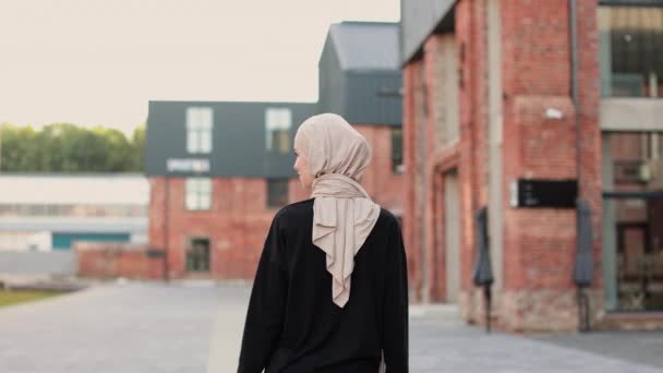 Привлекательная Улыбающаяся Мусульманка Хиджабе Ходит Заднему Двору Зданий Городской Улице — стоковое видео