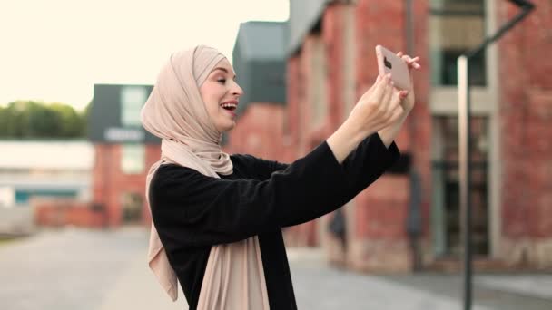 Pretty Smiling Muslim Business Woman Hijab Walks City Using Smartphone — Vídeos de Stock