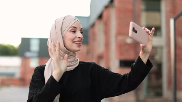 Ung Muselman Arabiska Kvinna Hijab Tar Selfie Sig Själv Med — Stockvideo