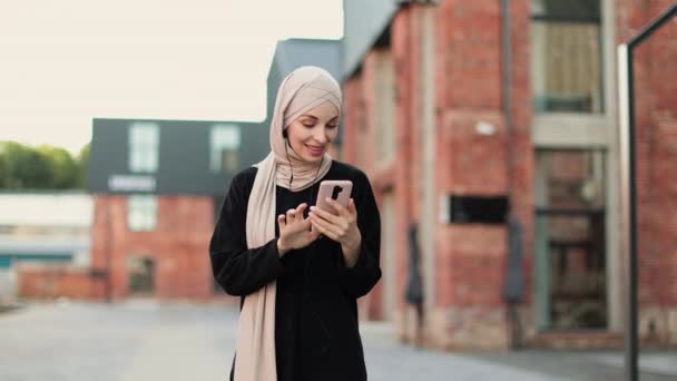 Portré Gyönyörű Muszlim Fekete Ruhában Néz Online Történet Mobiltelefon Csatlakozik — Stock videók