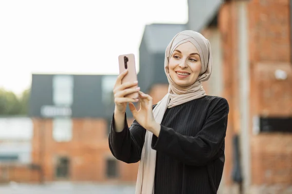 Mujer Negocios Musulmana Bastante Sonriente Hijab Camina Por Ciudad Uso — Foto de Stock