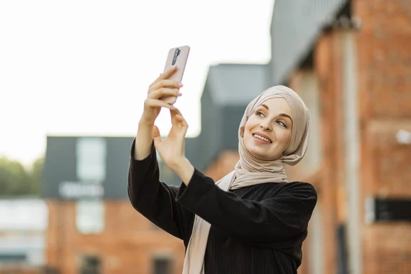 Pretty Smiling Muslim Business Woman Hijab Walks City Using Smartphone — Foto de Stock