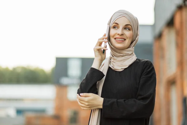 Vidám Fiatal Iszlám Üzletasszony Beszél Mobilon Miközben Sétál Város Utcáján — Stock Fotó