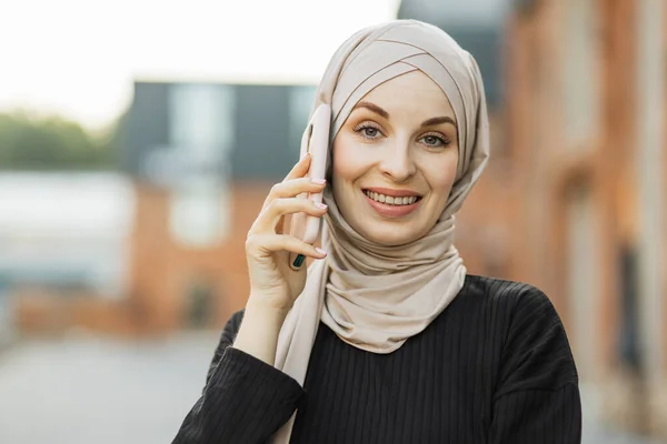 Cheerful Young Islamic Businesswoman Talking Mobile Phone While Walking City — Stock Fotó