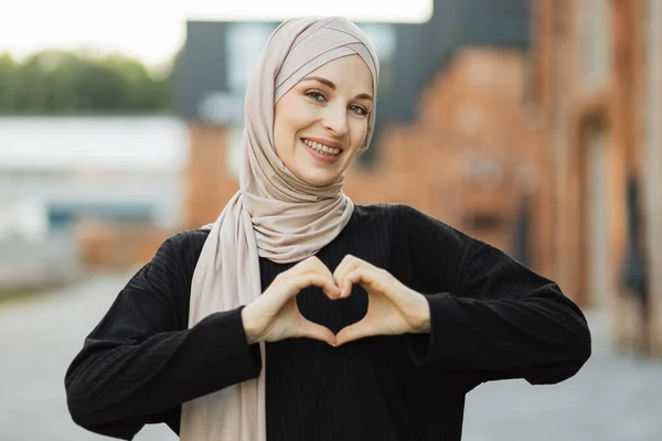 Hermosa Joven Musulmana Sonriendo Confiada Entusiasta Alegre Con Las Manos — Foto de Stock