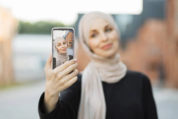 Focus Smartphone Screen Smiling Cute Young Arabian Islamic Woman Hijab — Stock Fotó