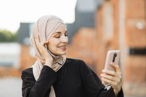 Portrait Young Modern Arabian Woman Holding Mobile Phone Listening Music — Stock Fotó