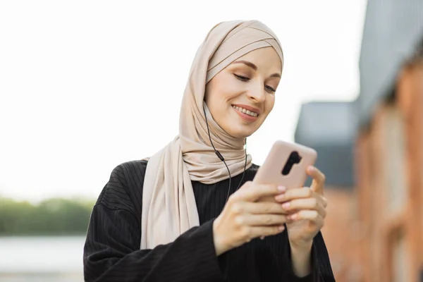 Portrait Beautiful Muslim Female Black Clothes Watching Online Story Mobile — Foto de Stock