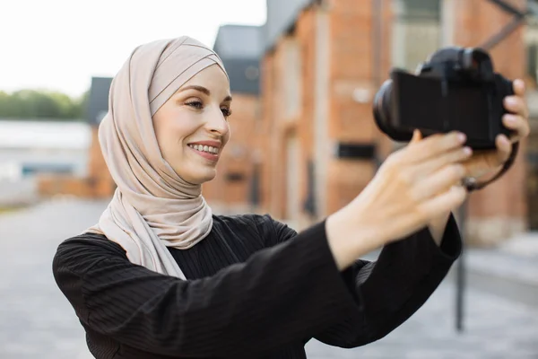 Young Female Muslim Blogger Trendy Clothes Hijab Walks City Street — Stock Fotó