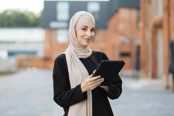 Pretty Smiling Muslim Business Woman Hijab Walks City Using Tablet — 스톡 사진