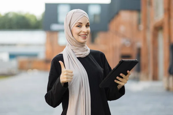 Pretty Smiling Muslim Business Woman Hijab Walks City Using Tablet — 스톡 사진