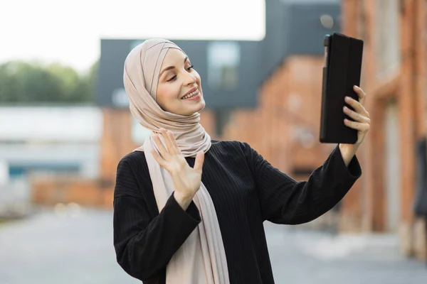Portrait Smiling Happy Beautiful Muslim Woman Relaxing Using Digital Tablet — Stock Fotó