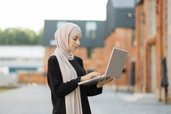 Attractive Smiling Muslim Woman Hijab Texting Notebook Standing Background Buildings — 스톡 사진