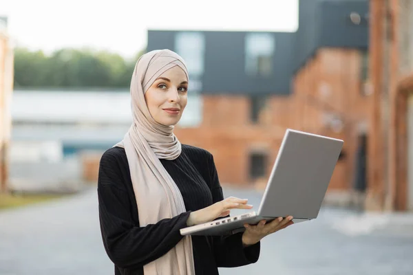 Attractive Smiling Muslim Woman Hijab Texting Notebook Standing Background Buildings — 스톡 사진