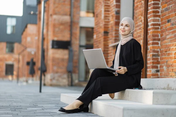 Pretty Smiling Muslim Business Woman Hijab Sitting Stairs Using Laptop — 스톡 사진