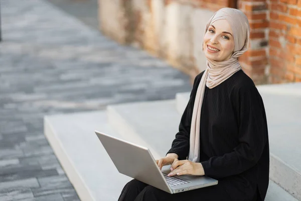 Close Portrait Young Muslim Arab Woman Freelancer Hijab Working Laptop — 스톡 사진