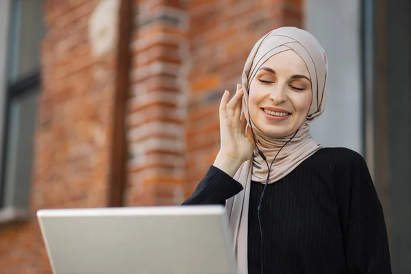 Close Portrait Arabic Muslim Young Women Wearing Hijab Listening Music — 스톡 사진