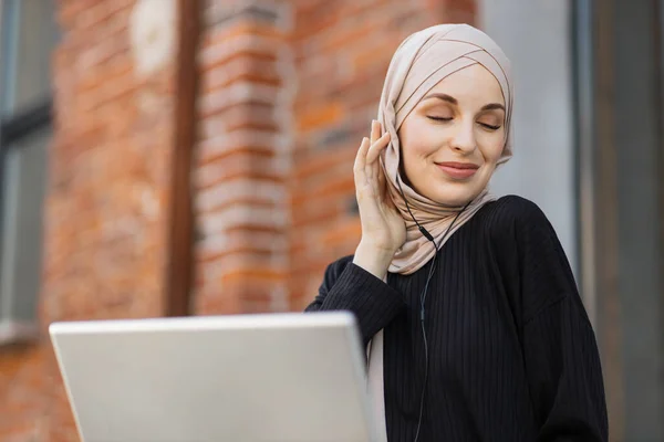 Close Portrait Arabic Muslim Young Women Wearing Hijab Listening Music — Stock Fotó