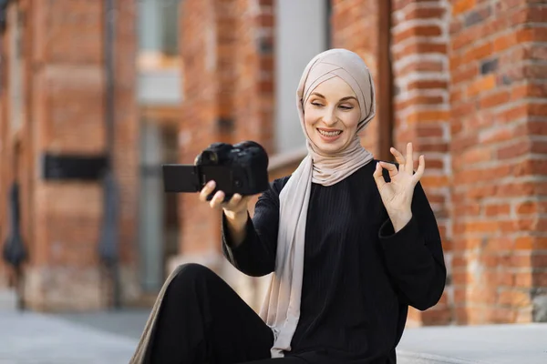 Young Muslim Woman Using Video Camera Record Video Her Work — Stock Fotó