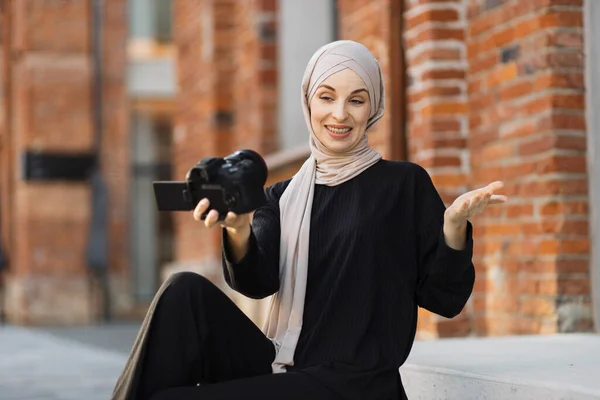 Mujer Musulmana Joven Usando Una Cámara Vídeo Para Grabar Vídeo — Foto de Stock