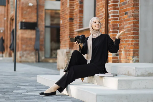 Mujer Musulmana Utilizar Cámara Tomar Foto Selfie Chica Joven Viajero — Foto de Stock