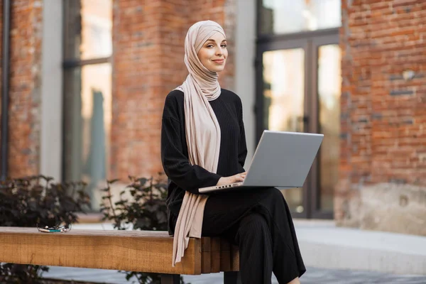 Pretty Smiling Muslim Business Woman Hijab Sitting Bench Using Laptop — Stock Fotó