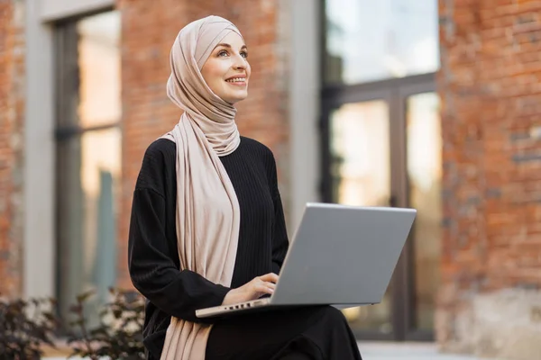 Pretty Smiling Muslim Business Woman Hijab Sitting Bench Using Laptop — 스톡 사진