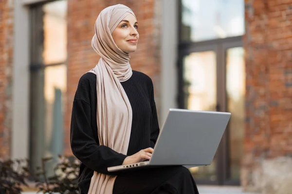 Весела Молода Ісламська Бізнес Леді Працює Ноутбуці Сидячи Біля Офісу — стокове фото