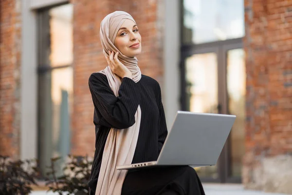 Cheerful Young Islamic Businesswoman Working Laptop While Sitting Her Office — 스톡 사진