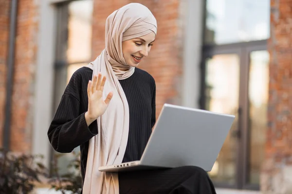 Modern Stylish Muslim Woman Hijab Black Clothes Sitting Bench Break — 스톡 사진