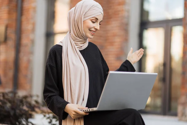 Modern Stylish Muslim Woman Hijab Black Clothes Sitting Bench Break — 스톡 사진