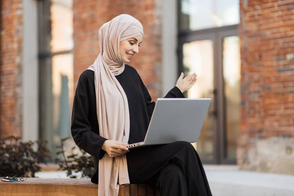 Modern Stylish Muslim Woman Hijab Black Clothes Sitting Bench Break — 스톡 사진