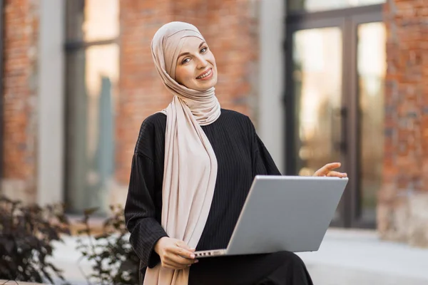 Közelkép Portré Fiatal Muszlim Arab Szabadúszó Hidzsáb Dolgozik Laptop Padon — Stock Fotó