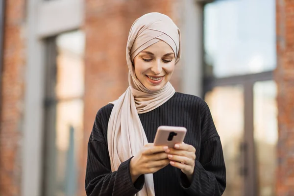 무슬림 사업가 야외에서 전화로 통화하고 있습니다 양복을 히잡을 거리를 전문직 — 스톡 사진